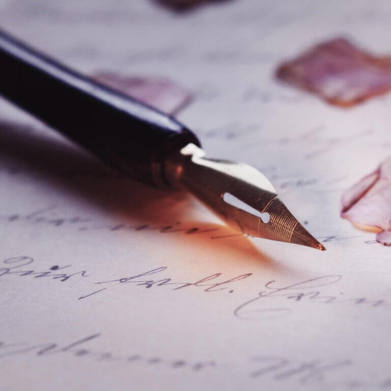 Als Content Creator verwirklicht Sandra Wenger Content Strategien, die Kunden begeistern.